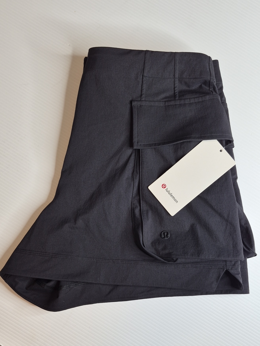 NWT Lululemon Women's Relaxed Fit Super High Rise Cargo Shorts Black Size 14 - Picture 3 of 6
